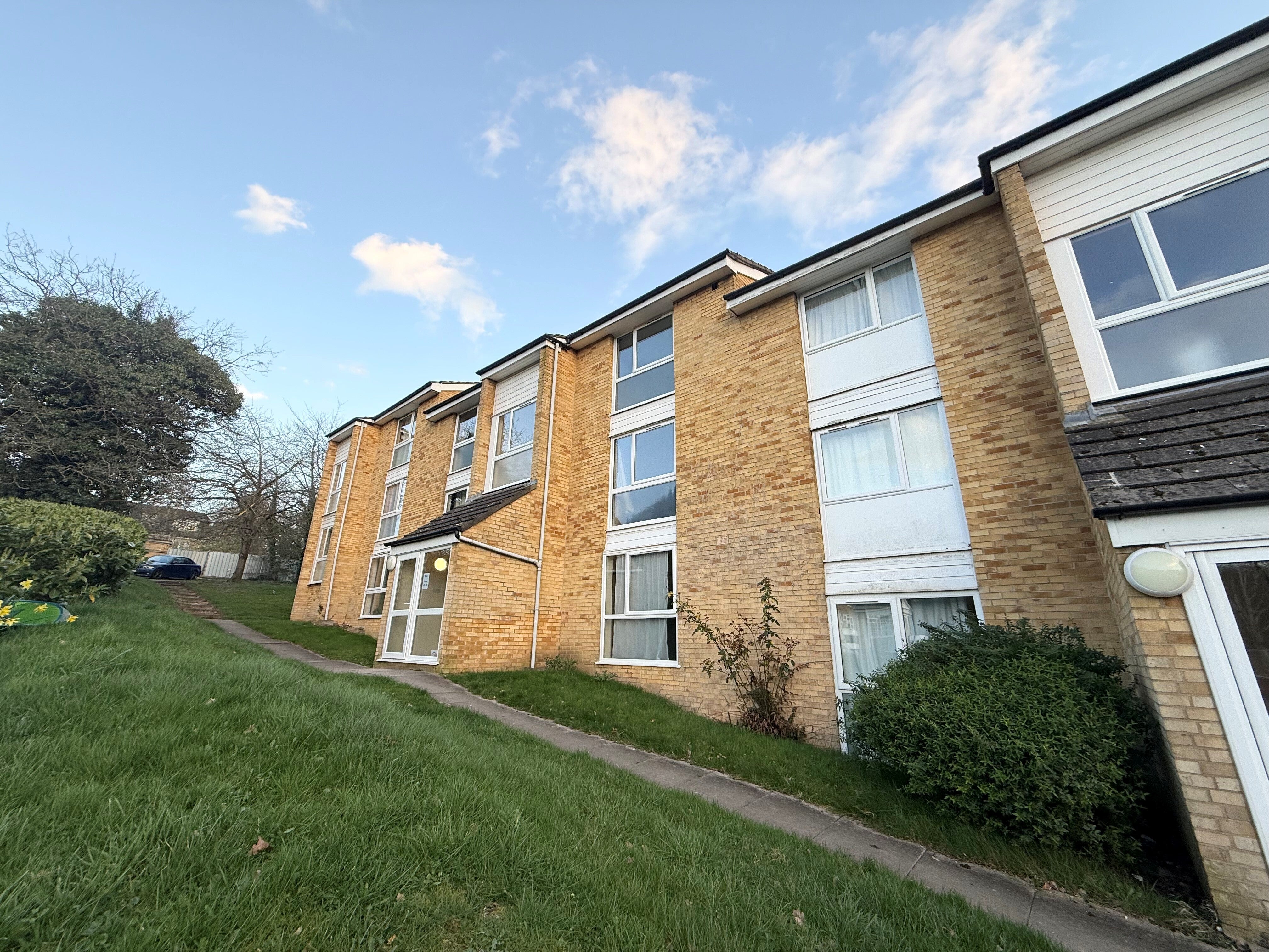 Flat Dunraven Drive in Greater London
