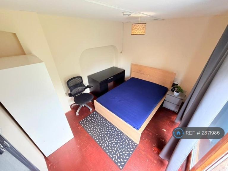 Room Murtwell Drive in Epping Forest