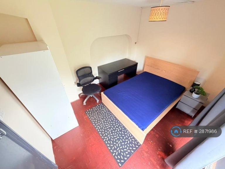 Room Murtwell Drive in Epping Forest