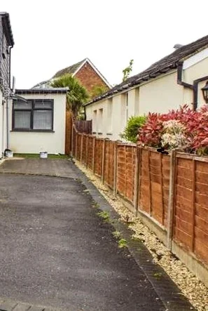 Room Royston Way in Slough