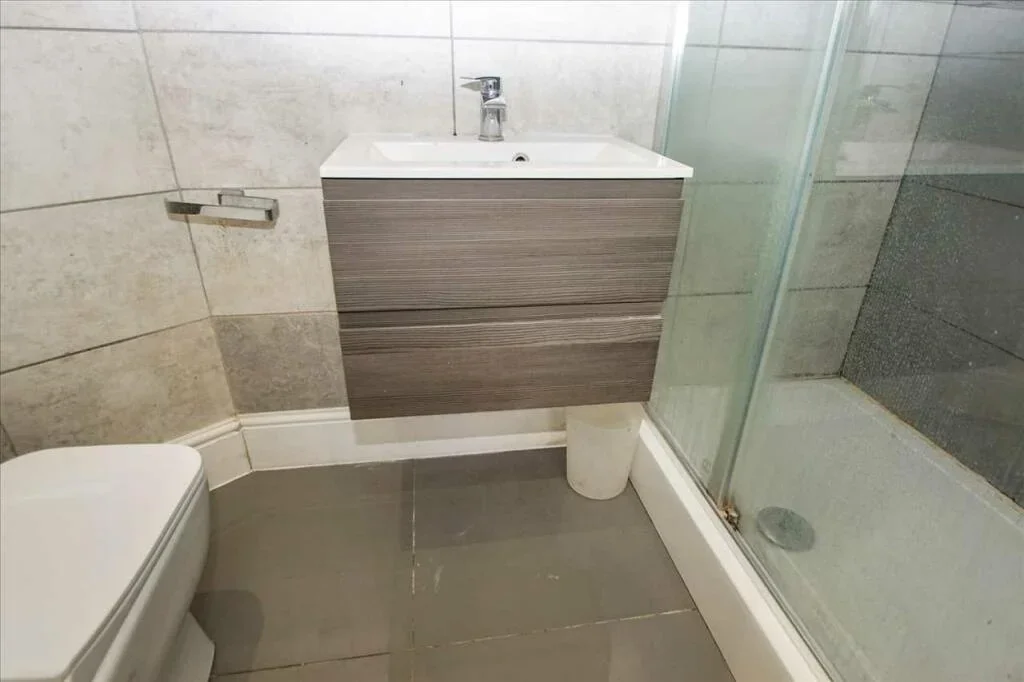 Room Royston Way in Slough