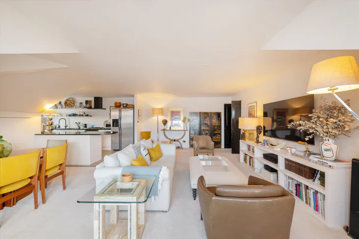 Flat Belsize Grove in Greater London