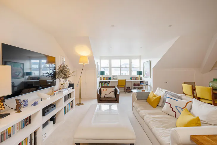 Flat Belsize Grove in Greater London