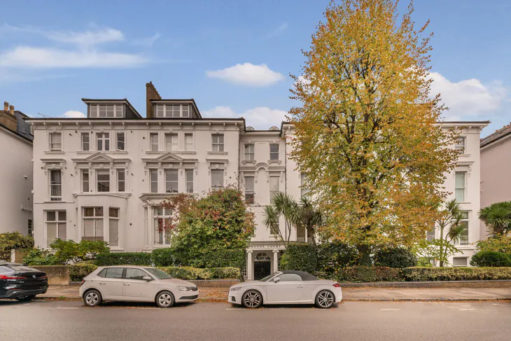 Flat Belsize Grove in Greater London