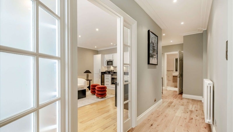 Flat Grosvenor Hill in City of Westminster