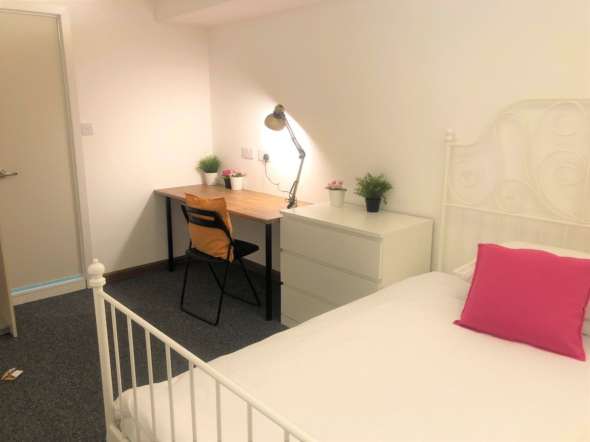 Room Charter Avenue in Coventry