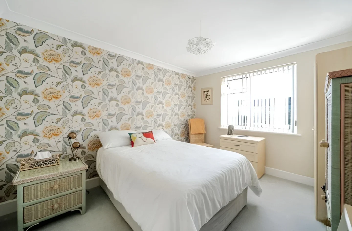 Room Philip Avenue in Greater London