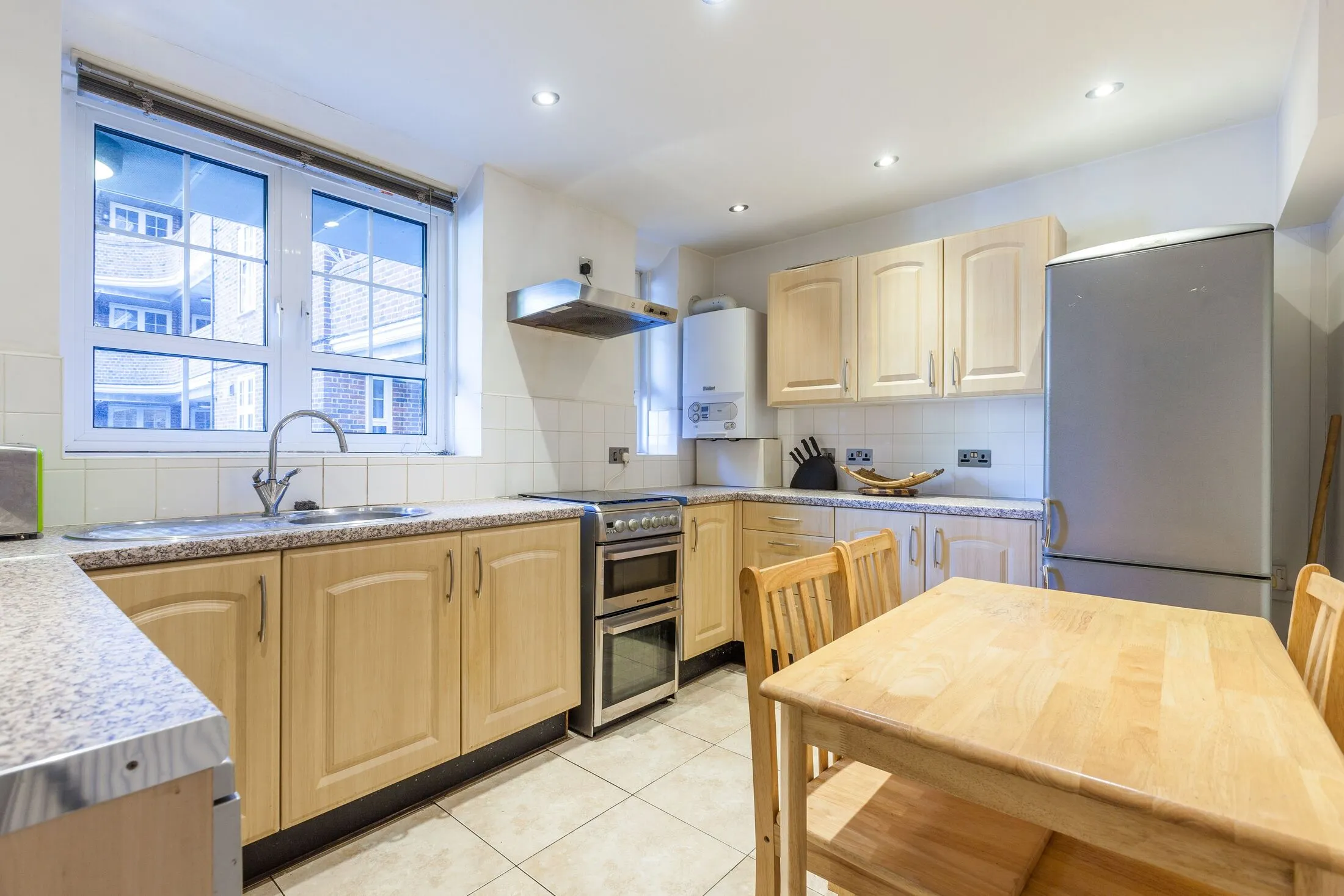 Flat Mullins Place in Greater London