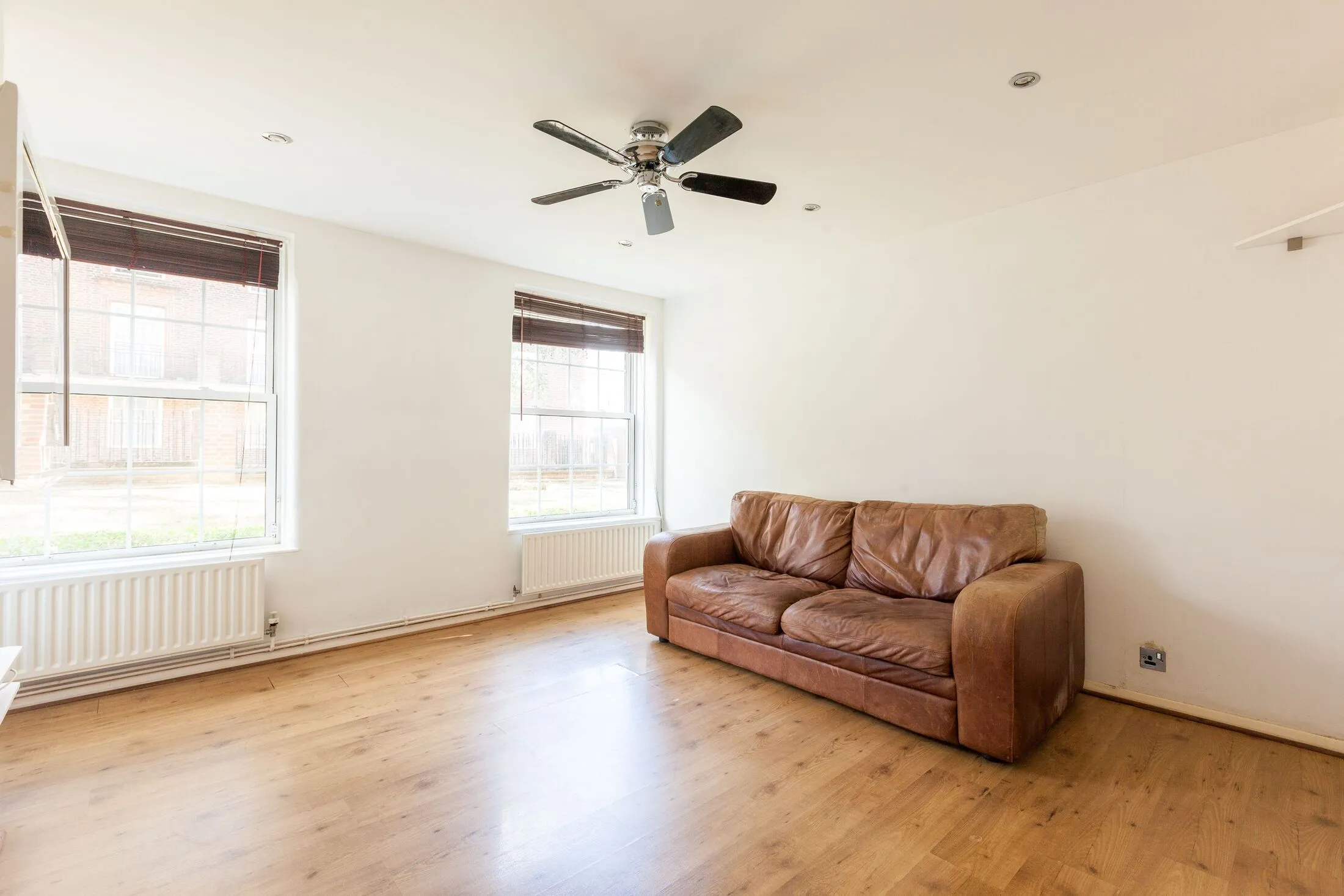Flat Mullins Place in Greater London