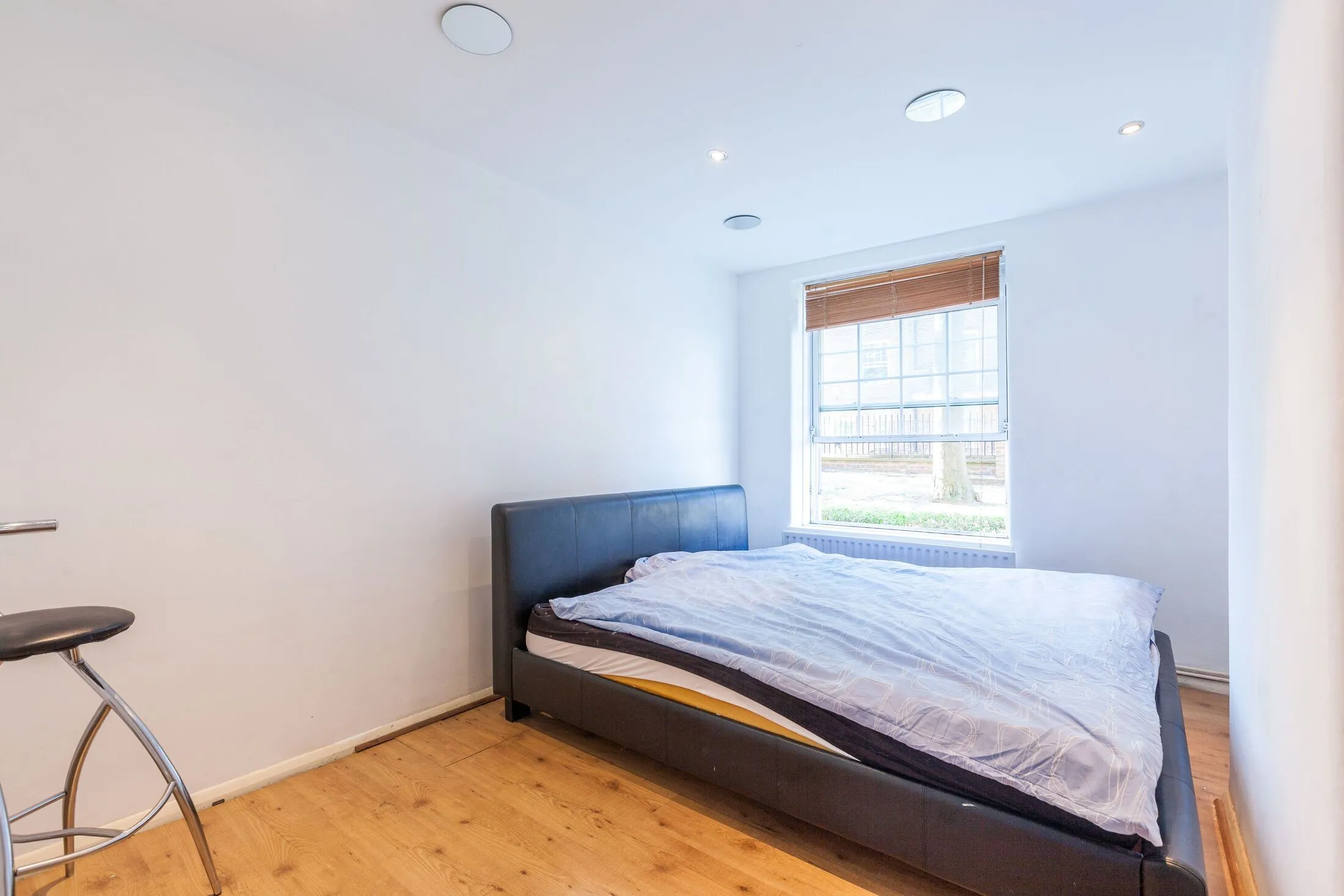 Flat Mullins Place in Greater London