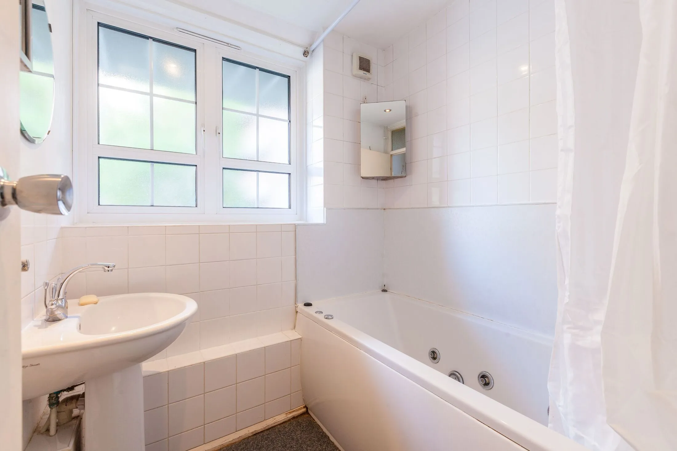 Flat Mullins Place in Greater London