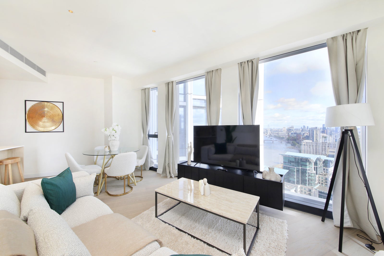 Flat Nine Elms Lane in Greater London