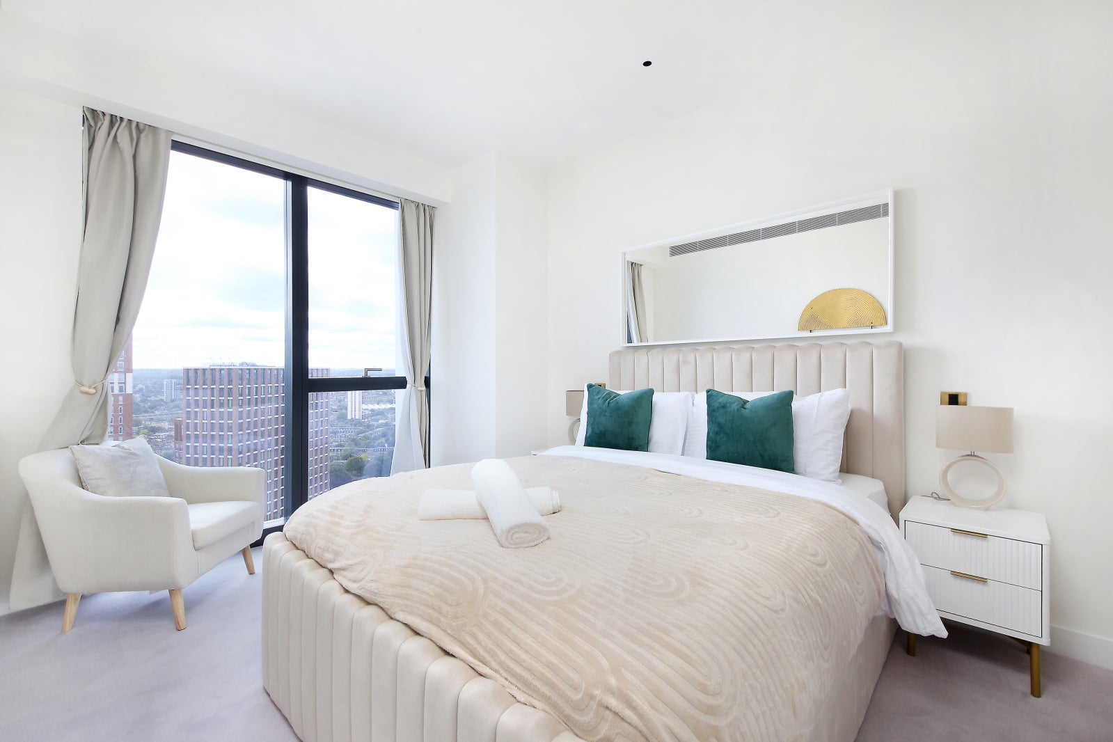 Flat Nine Elms Lane in Greater London