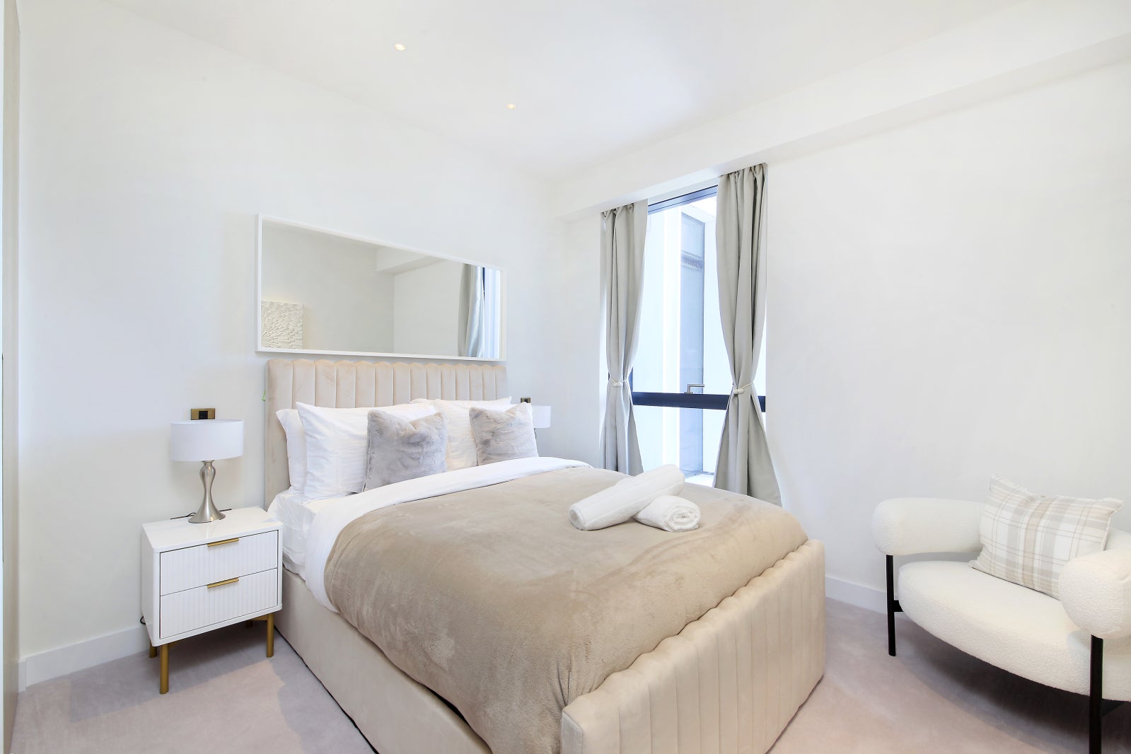 Flat Nine Elms Lane in Greater London