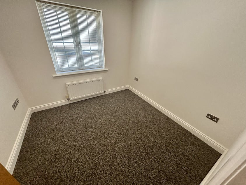 Flat Lymington Road in Highcliffe-on-Sea