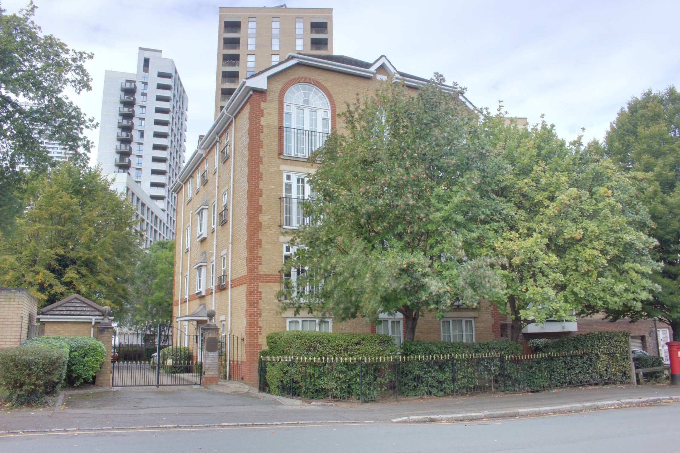 Flat Park Hill Road in Greater London