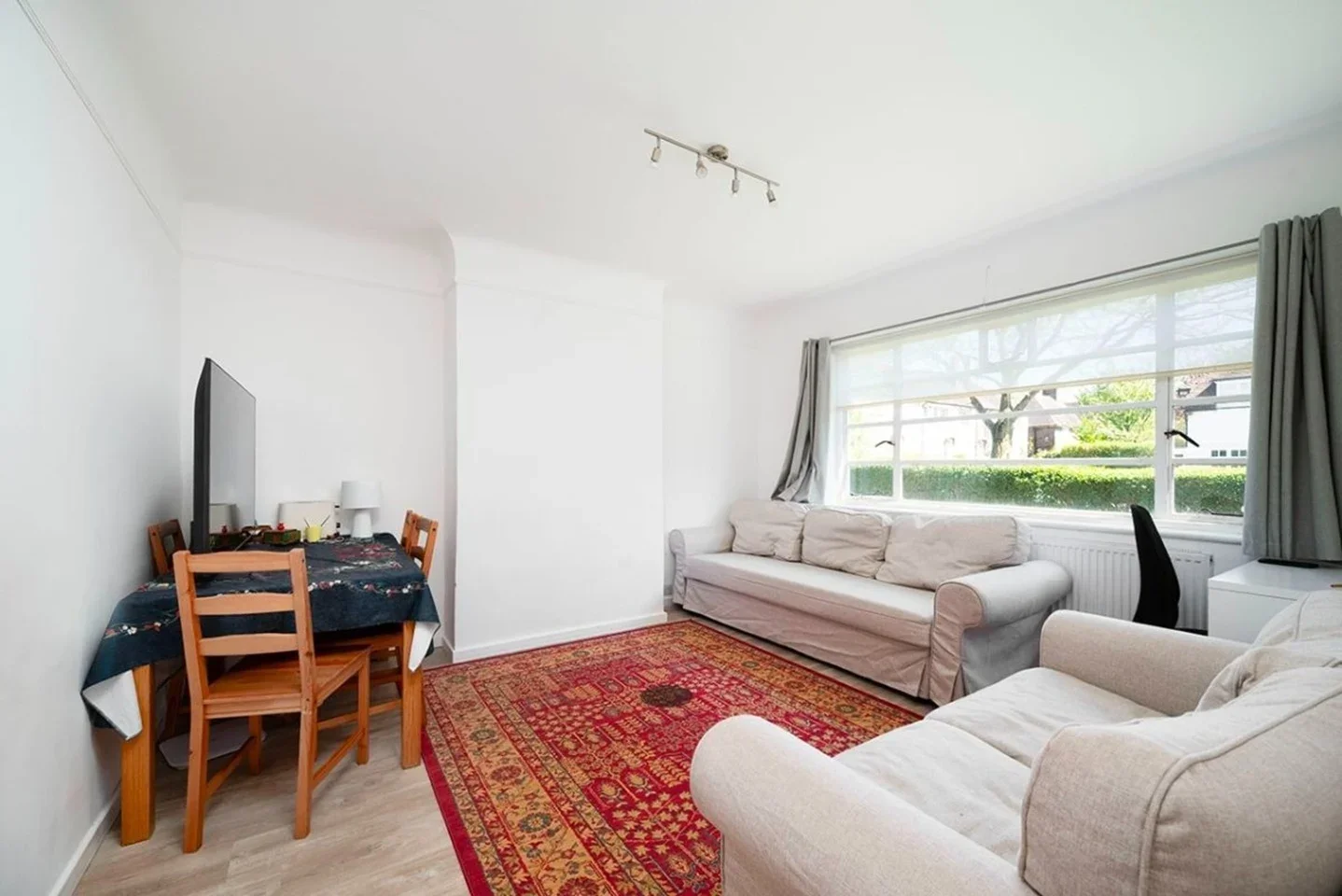 Flat Ossulton Way in Greater London