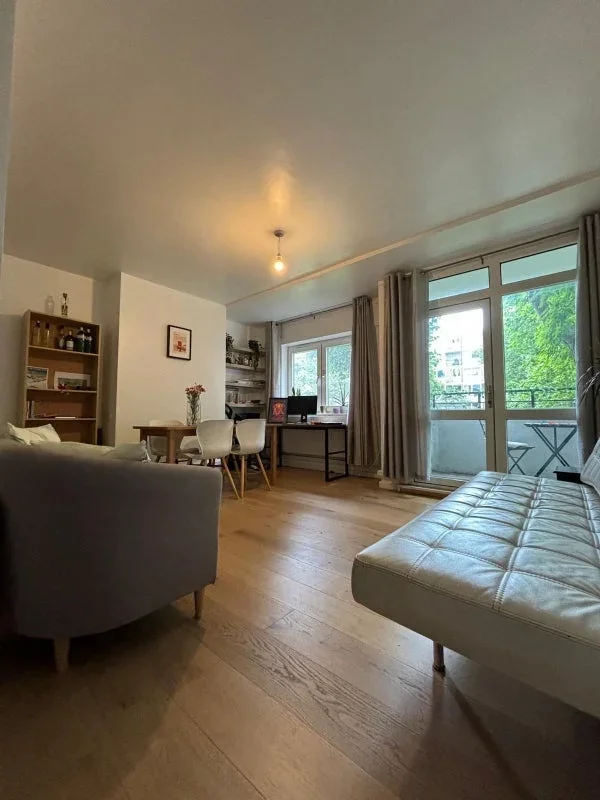 Room Compton Street in Greater London