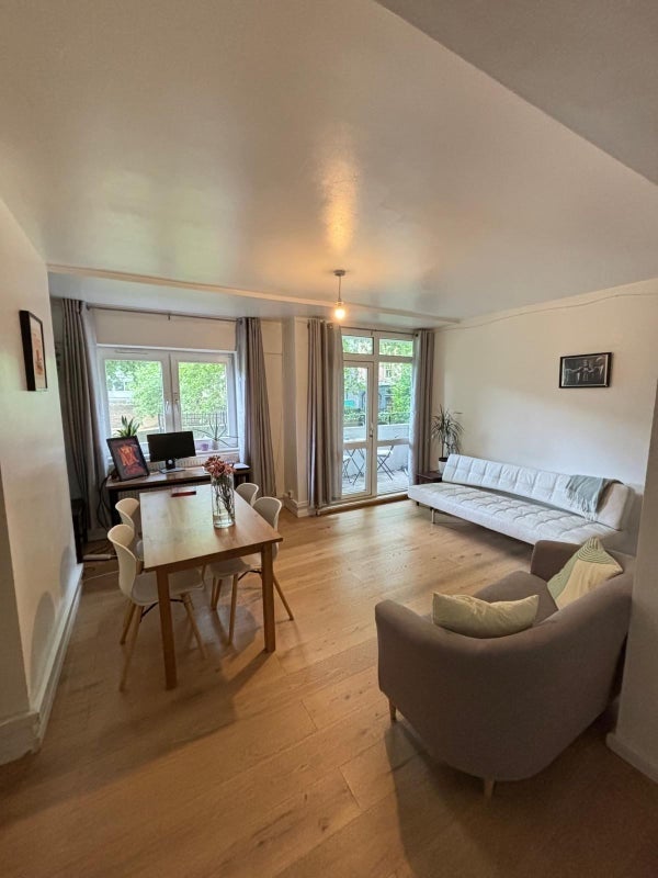Room Compton Street in Greater London