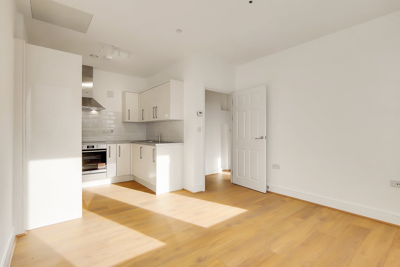 Flat Wakering Road in Greater London
