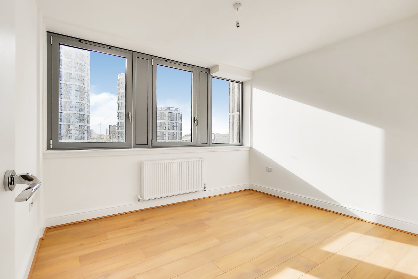 Flat Wakering Road in Greater London
