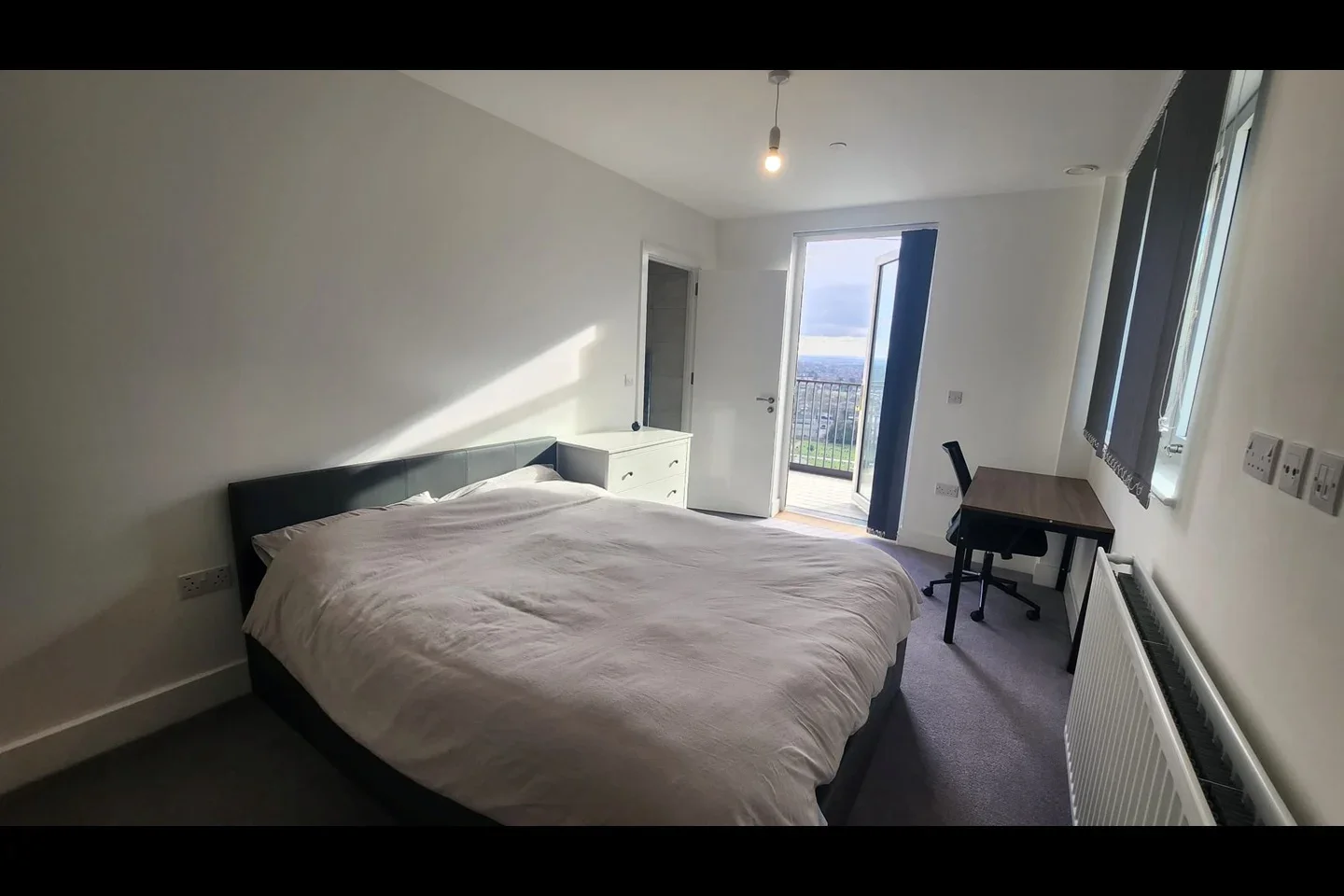 Room Healum Avenue in Greater London