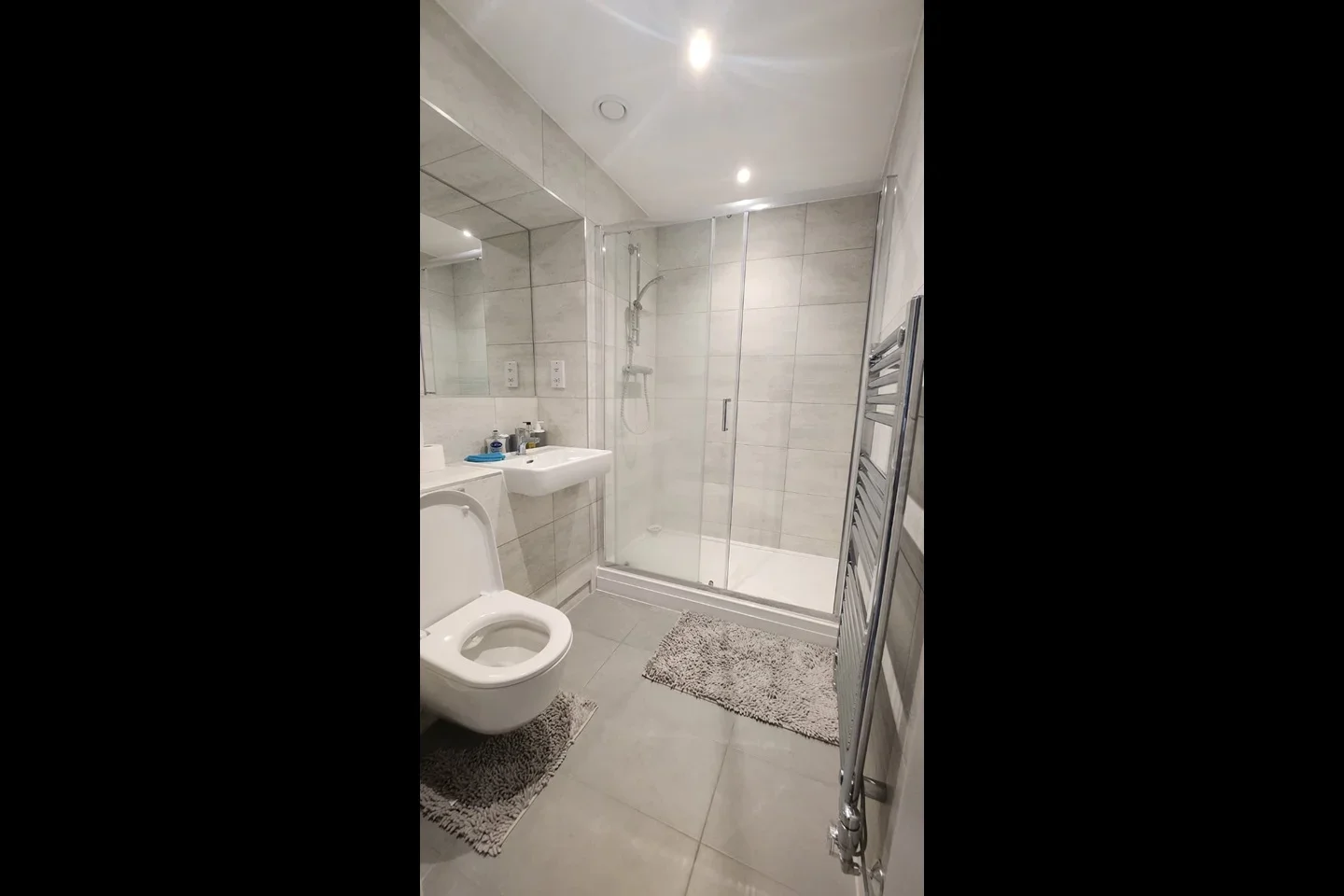 Room Healum Avenue in Greater London