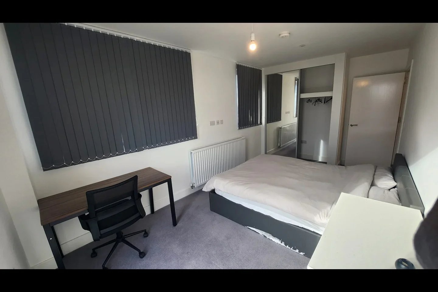 Room Healum Avenue in Greater London