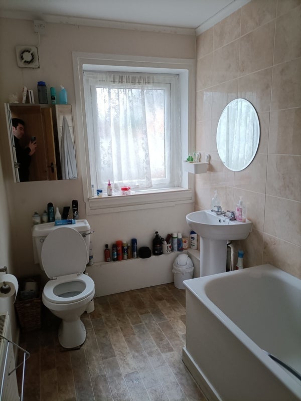 Room Saughton Mains Avenue in City of Edinburgh