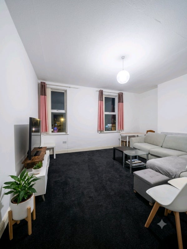 Room Hamer Drive in Trafford
