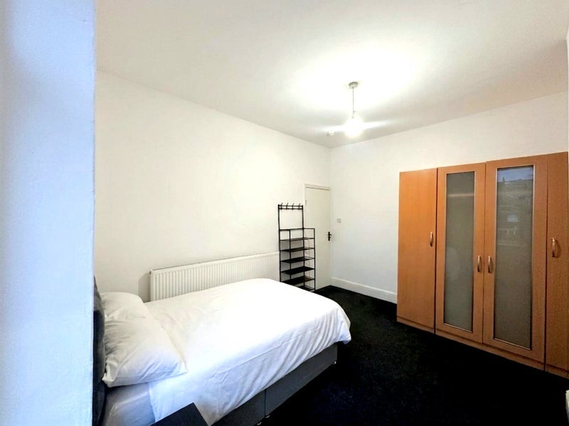 Room Hamer Drive in Trafford