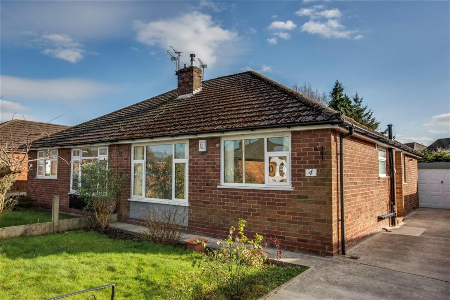House Avondale Drive in Astley