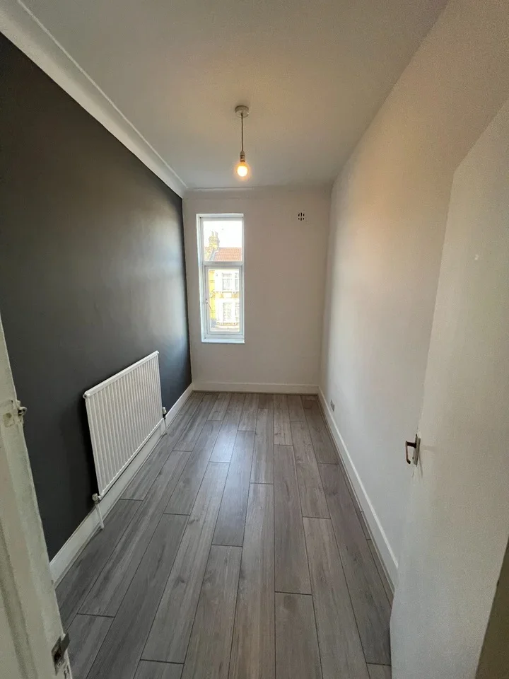 Flat Thorold Road in Greater London