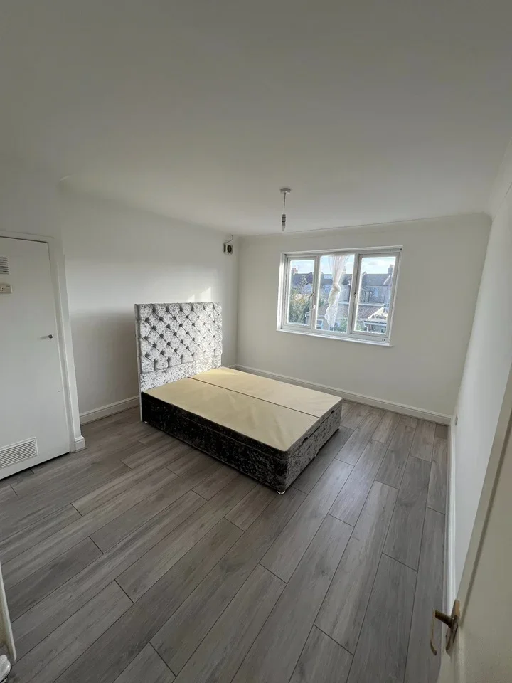 Flat Thorold Road in Greater London