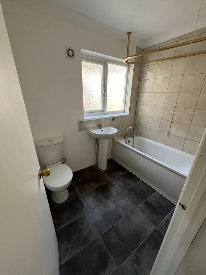 Flat Thorold Road in Greater London