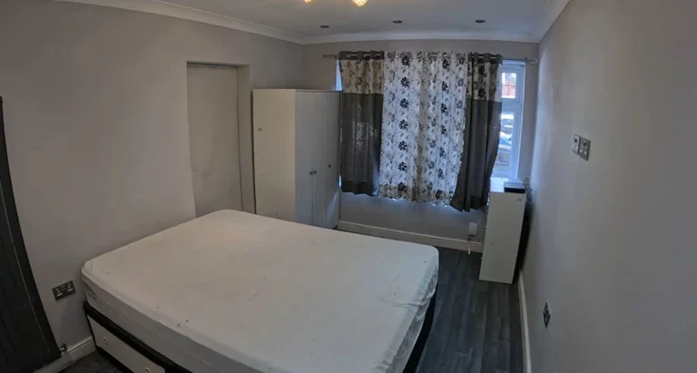 Flat Uxbridge Road in Greater London