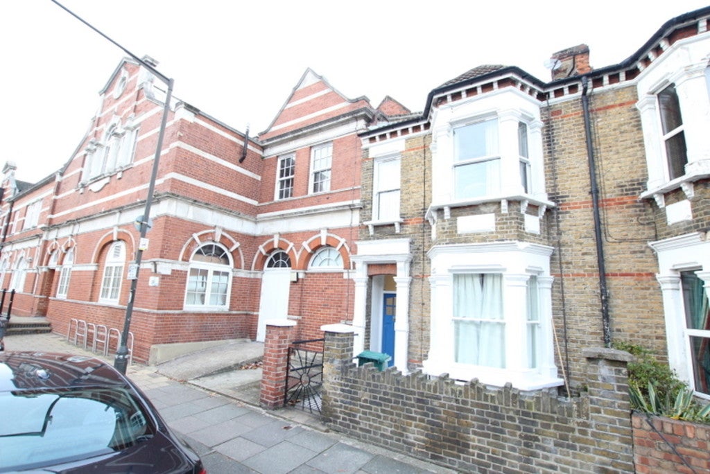 Flat Latimer Road in Greater London