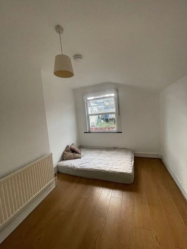 Room Glenwood Road in Greater London
