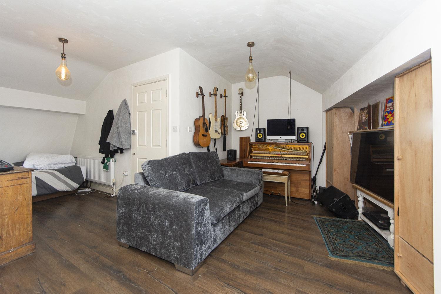 Flat Lavender Hill in Greater London