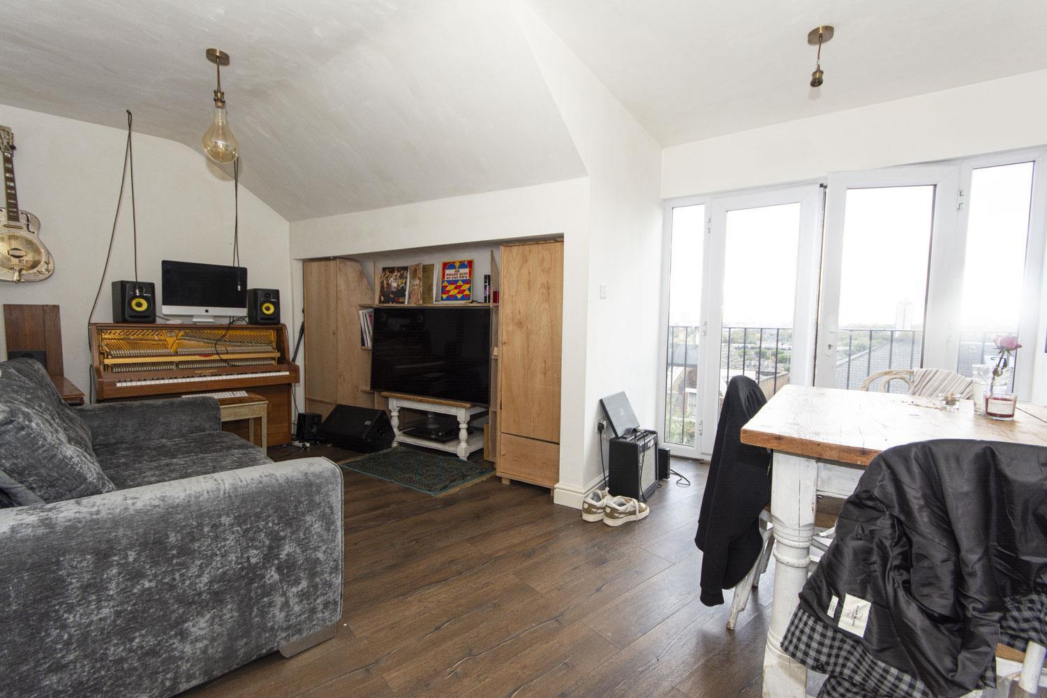Flat Lavender Hill in Greater London