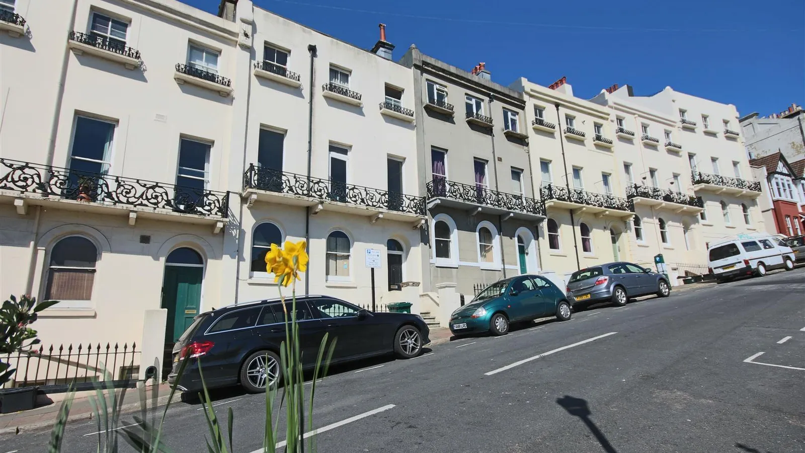 Flat Round Hill Crescent in Brighton