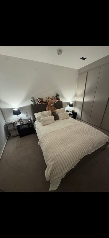 Flat Trenchold Street in Greater London
