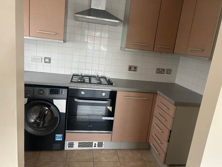 Flat Murray Close in Greater London
