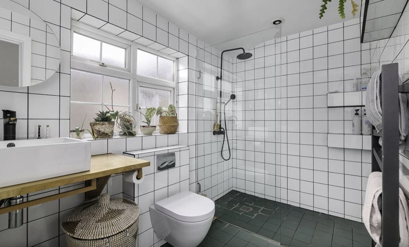 Room Woodford Road in Greater London