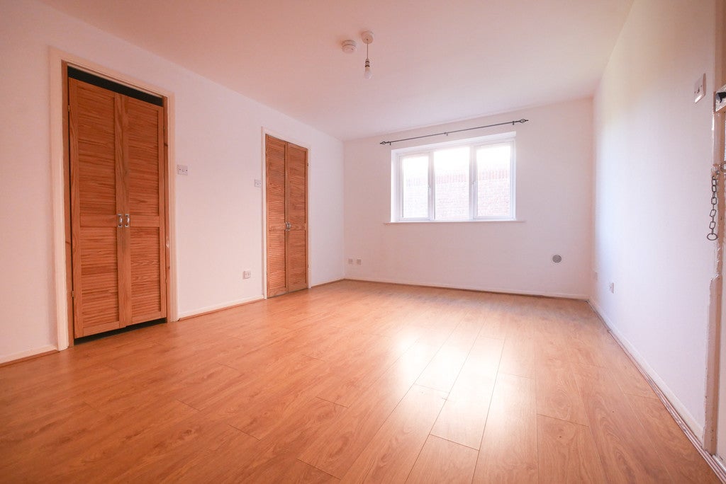 Flat Norwood Road in Greater London