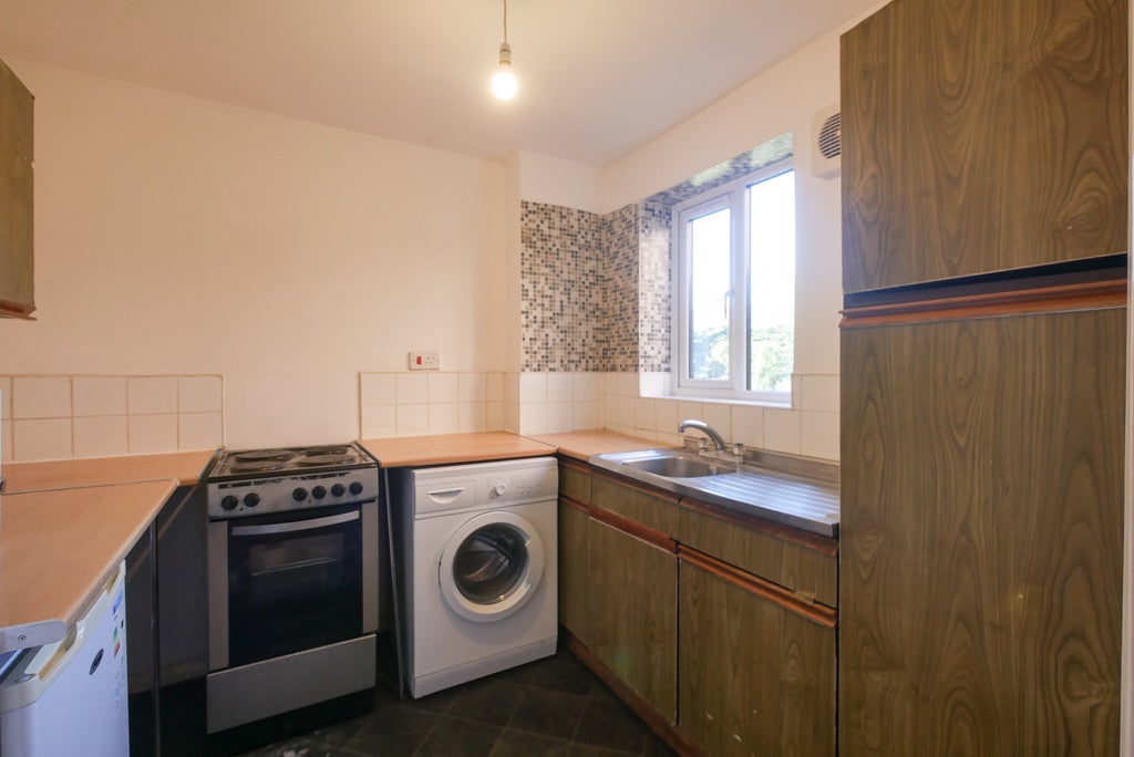 Flat Norwood Road in Greater London