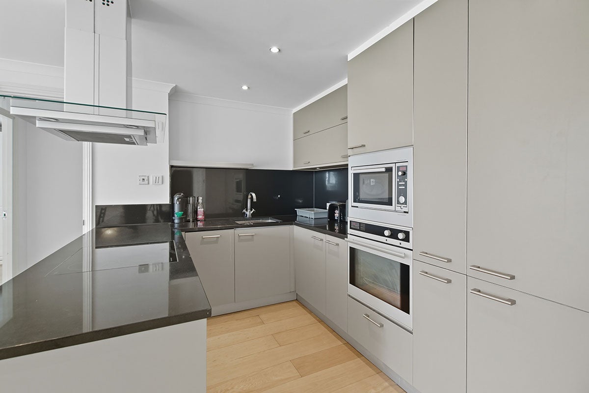 Flat Meridian Place in Greater London