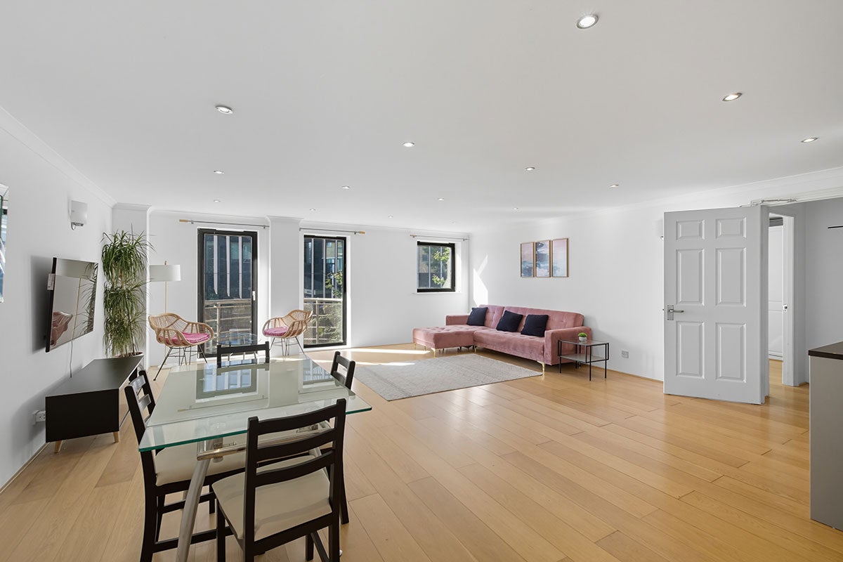 Flat Meridian Place in Greater London