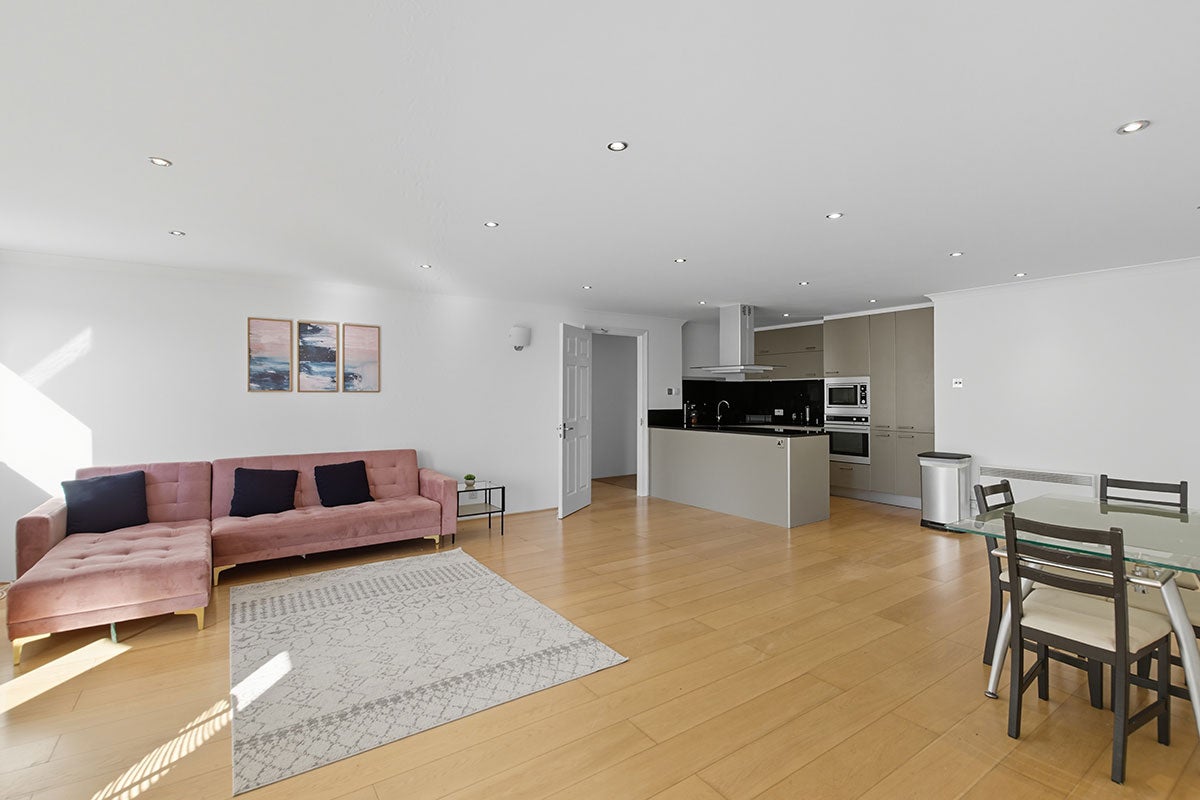 Flat Meridian Place in Greater London