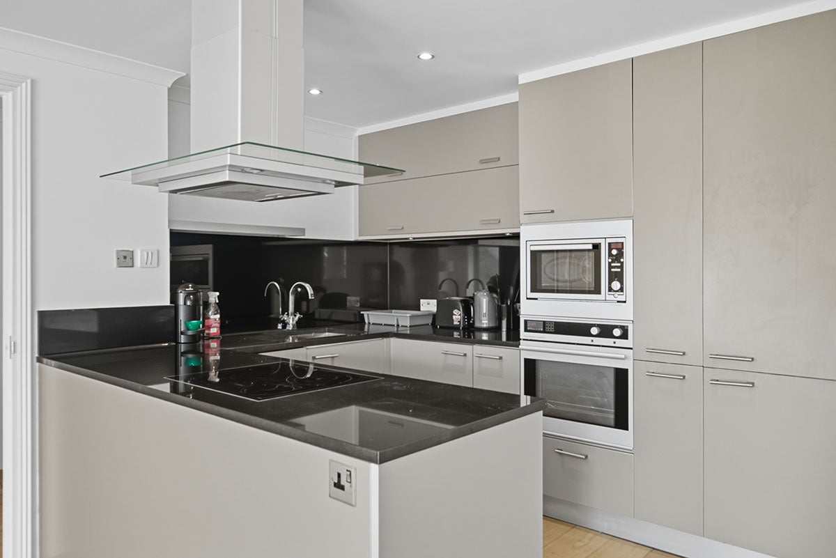 Flat Meridian Place in Greater London